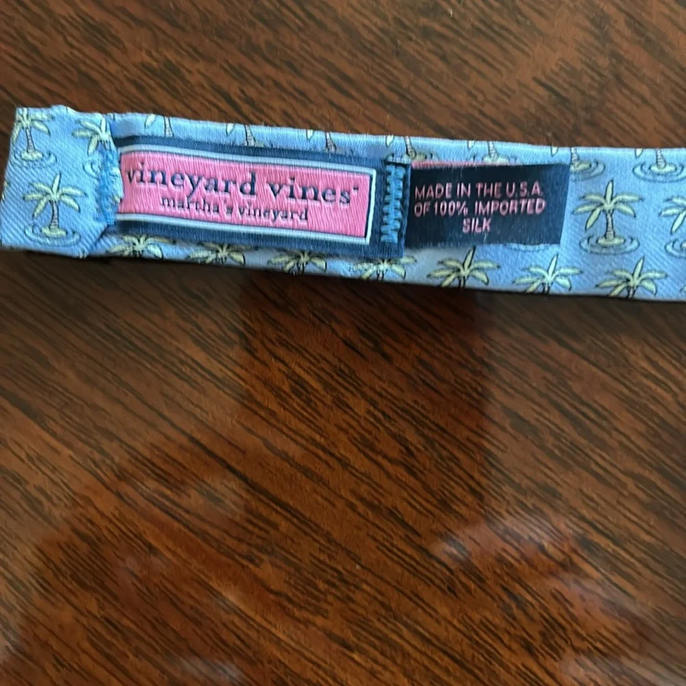 Vineyard vines boys bow tie. Adjustable size